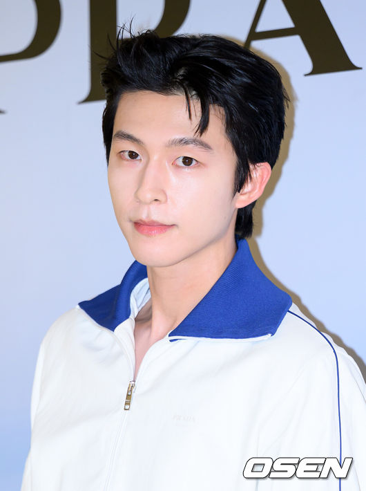 [OSEN=이대선 기자] 5일 오후 더현대 서울에서 이탈리아 하이엔드 명품 패션 브랜드의 팝업 스토어 오픈 행사가 열렸다.이날 배우 김태리, 변우석, 홍경, 미야오 가원이 참석해 자리를 빛냈다.배우 홍경이 포토타임을 가지고 있다. 2025.06.05 /sunday@osen.co.kr