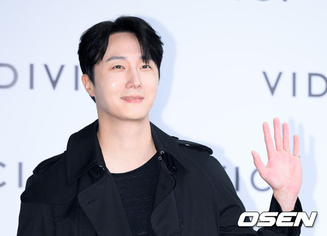 [OSEN=이대선 기자] 17일 오후 서울 신세계백화점 강남점에서 뷰티 브랜드의 리브랜딩 패션쇼 행사가 열렸다.이날 행사에서는 정일우, 나인우, 김현진, 리사, 안젤리나 다닐로바, 심소영, 고보결, 강훈, 유리 등이 참석해 자리를 빛냈다.배우 정일우가 포즈를 취하고 있다. 2024.10.17 /sunday@osen.co.kr