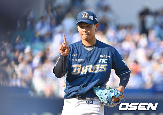 [OSEN=대구, 이석우 기자] 8일 대구삼성라이온즈파크에서 2025 신한 SOL 뱅크 KBO 리그 삼성 라이온즈와 NC 다이노스의 경기가 열렸다. 홈팀 삼성은 후라도가, 방문팀 NC는 신영우가 선발 출전했다. NC 다이노스 선발 투수 신영우가 사인을 보내고 있다. 2025.06.08 / foto0307@osen.co.kr