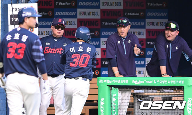 [OSEN=잠실, 최규한 기자] 8일 서울 잠실야구장에서 ‘2025 신한 SOL Bank KBO리그’ 두산 베어스와 롯데 자이언츠의 경기가 열렸다.홈팀 두산은 곽빈, 방문팀 롯데는 알렉 감보아를 선발로 내세웠다.7회초 2사 1, 3루 상황 롯데 전준우 타석 때 1루 주자 레이예스가 2루 도루를 시도, 상대 송구 실책을 틈타 세이프됐다. 이 실책 때 3루에서 홈을 밟은 주자 이호준이 김태형 감독과 인사를 나누고 있다. 2025.06.08 / 