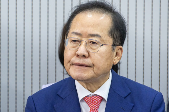 제21대 대통령후보자 국민의힘 3차 경선 진출자를 발표하던 지난 4월 29일 오후 서울 여의도 국민의힘 중앙당사에서 홍준표 당시 후보가 결과를 기다리고 있다. 뉴스1