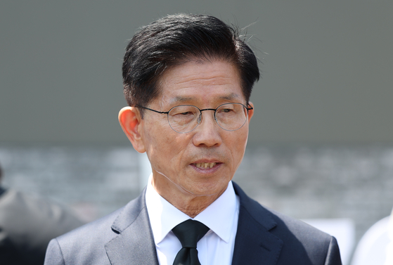 국민의힘 김문수 전 대선후보가 6일 서울 동작구 국립서울현충원을 찾아 참배를 마친 후 입장을 밝히고 있다. 연합뉴스