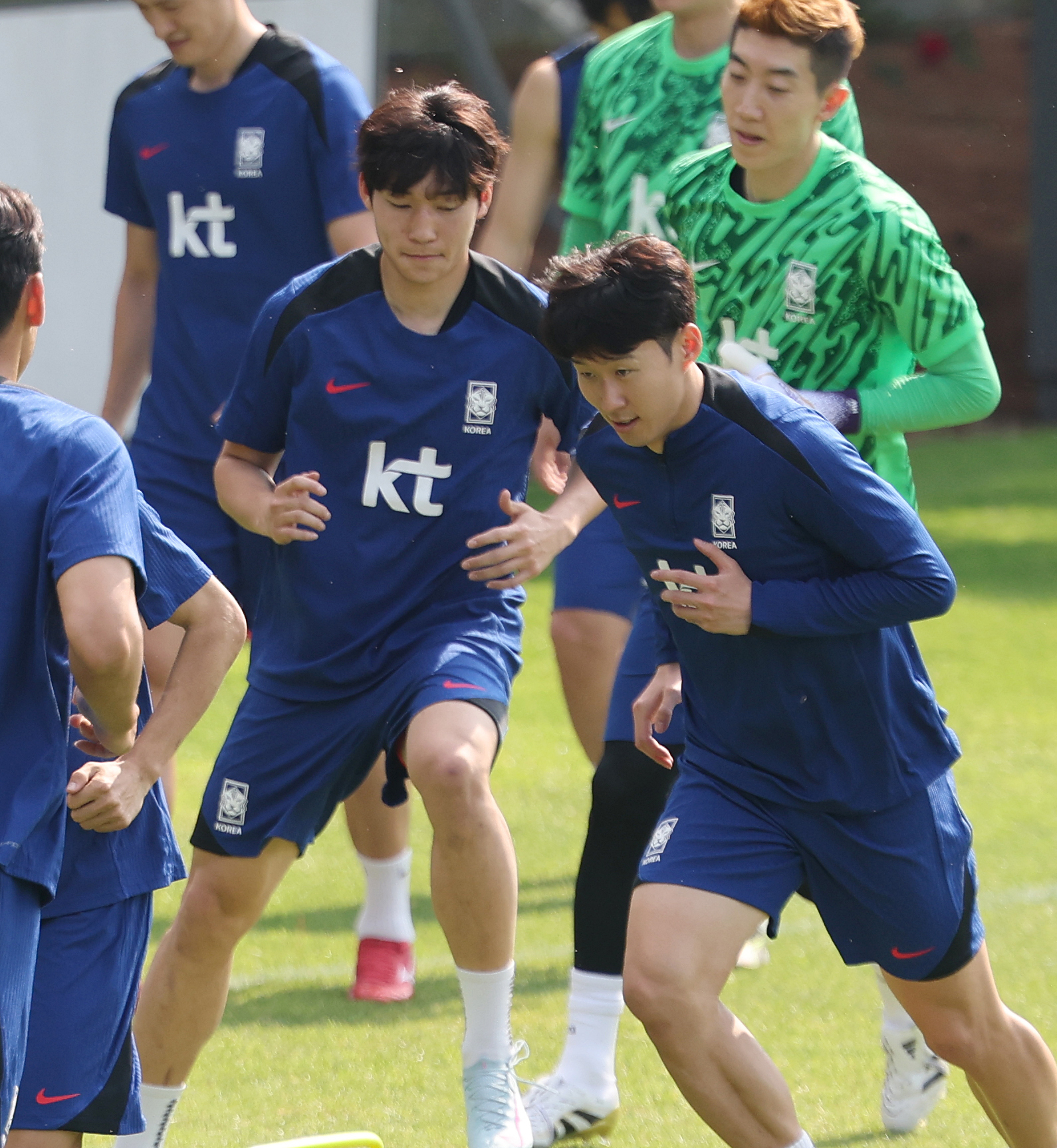 축구대표팀 배준호(가운데)와 손흥민(오른쪽). [뉴스1]