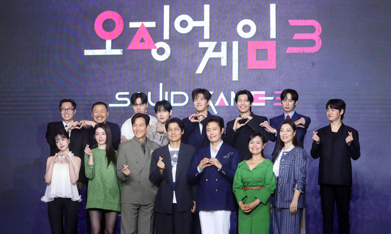 황동혁 감독을 비롯한 출연자들이 9일 오전 서울 용산구 드래곤시티에서 열린 넷플릭스 시리즈 오징어게임 시즌3 제작발표회에서 포즈를 취하고 있다. 왼쪽 윗줄부터 시계방향으로 노재원, 양동근, 이진욱, 임시완, 강하늘, 위하준, 박성훈, 이다윗, 채국희, 강애심, 이병헌, 황동혁 감독, 이정재, 박규영, 조유리. 사진 뉴시스