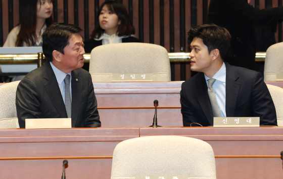 국민의힘 안철수, 김용태 의원이 지난 1월 13일 서울 여의도 국회에서 열린 의원총회에서 대화하고 있다. 뉴스1
