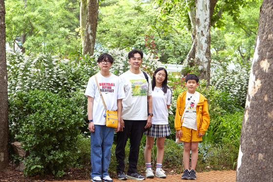소중 학생기자단이 ‘2025 서울국제정원박람회’ 총감독을 맡은 김영민(왼쪽 두번째) 서울시립대학교 조경학과 교수를 만나 궁금한 점을 질문하는 시간도 가졌다.