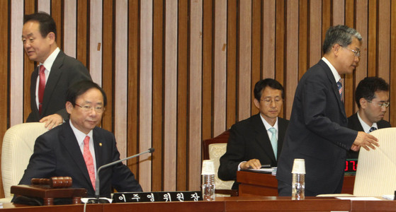 사개특위 전체회의.이주영 위원장,주성영 한나라당간사,김동철 민주당 간사,이귀남 법무장관,박일환 법원행정처장 출석