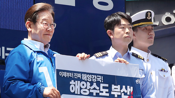 이재명 대통령이 대선 후보 시절인 지난달 14일 부산 부산진구 서면에서 열린 집중유세에 참석, 전국해운노조협의회·해양대학생 대표들과 협약식에 서명 후 포즈를 취하고 있다. 김성룡 기자