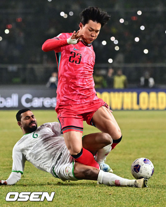 [OSEN=고양, 조은정 기자]20일 오후 경기도 고양종합운동장에서 2026 국제축구연맹(FIFA) 북중미 월드컵 아시아지역 3차 예선 B조 7차전 한국과 오만의 경기가 열렸다.승점 14점(4승 2무)으로 B조 1위를 유지하고 있는 한국이 오만전과 25일 예정된 요르단전에서 모두 승리해 승점 6점을 얻어낸다면,6월예정된이라크, 쿠웨이트와 경기 결과와 상관없이 11회 연속 월드컵 본선 진출을 확정 짓는다. 후반 한국 오현규가 오만의 강한 태클을 받고 있다. 2025.03.20 /cej@osen.co.kr