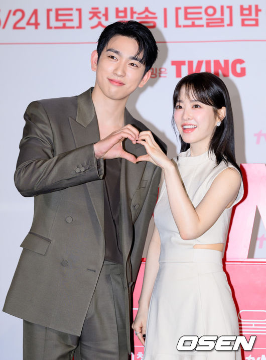 [OSEN=이대선 기자] 21일 오후 서울 CGV영등포에서 tvN 새 토일드라마 '미지의 서울' 제작발표회가 열렸다.‘미지의 서울’은 얼굴 빼고 모든 게 다른 쌍둥이 자매가 인생을 맞바꾸는 거짓말로 진짜 사랑과 인생을 찾아가는 로맨틱 성장 드라마로 오는 24일(토) 밤 9시 20분에 첫 방송된다.배우 박진영, 박보영이 포토타임을 가지고 있다. 2025.05.21 /sunday@osen.co.kr