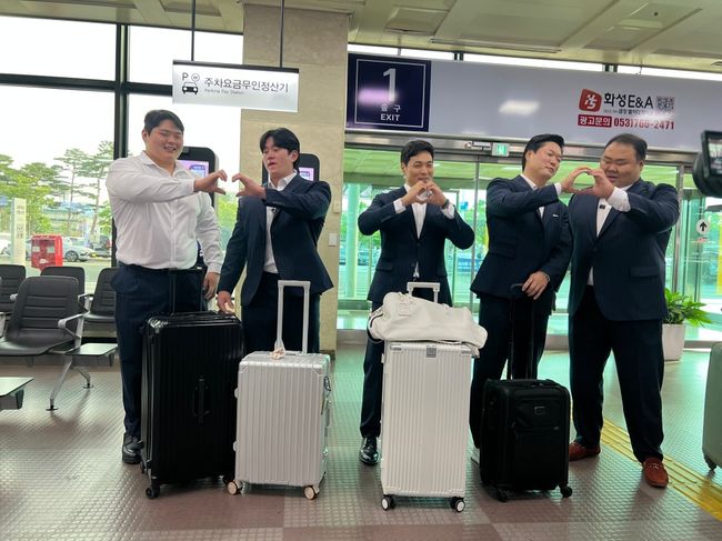 영암군민속씨름단 소속 김기태 감독, 윤정수 코치, 백두장사 김민재, 한라장사 차민수, 금강장사 최정만 선수가 대구공항을 통해 몽골로 전지훈련을 떠났다. / KBC광주방송