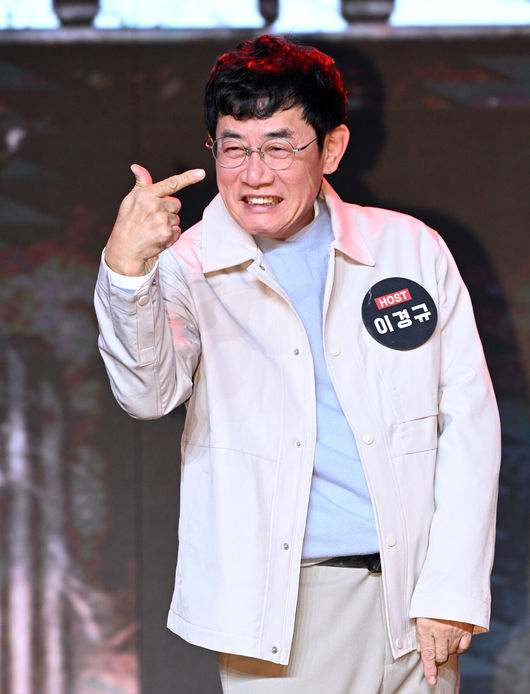 [OSEN=이대선 기자] 14일 오전 서울 동대문 브이스페이스에서 넷플릭스 예능 ‘코미디 리벤지’ 제작발표회가 열렸다.‘코미디 리벤지’는 ‘코미디 로얄’ 우승팀 이경규팀이 판을 깔고 K-코미디 대표주자들이 각잡고 웃음 터뜨리는 코미디 컴피티션이다.코미디언 이경규가 포토타임을 가지고 있다. 2024.10.14 /sunday@osen.co.kr