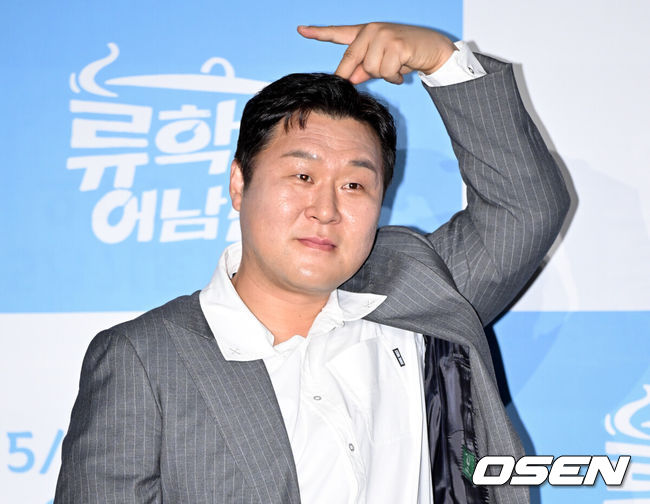 ㅁ[OSEN=조은정 기자]E채널 새 예능 ‘류학생 어남선’ 제작발표회가 15일 서울 종로구 씨네큐브 광화문에서 열렸다.'류학생 어남선'은 '먹고 배우고 완성하라'는 슬로건으로 류수영, 윤경호, 기현이 함께 현지로 떠나 세계의 낯선 요리를 배우고 해외의 '킥'을 넣어 요리를 완성하는 예능 프로그램이다. 세 사람은 포르투로 첫 번째 요리 유학을 떠난다.배우 윤경호가 포즈를 취하고 있다. 2025.05.15 /cej@osen.co.kr