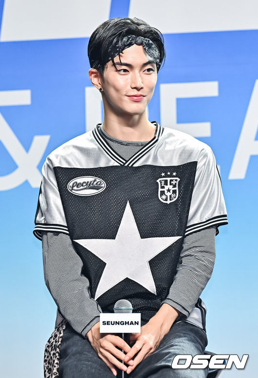 [OSEN=박준형 기자] 4일 오후 서울 한남동 블루스퀘어 마스터카드홀에서 'RIIZING DAY: RIIZE Premiere'(라이징 데이: 라이즈 프리미어) 행사가 진행됐다. 라이즈는 그룹명에 '성장하다(Rise)'와 '실현하다(Realize)'는 뜻의 영단어를 더해, '함께 성장하고 꿈을 실현해 나아가는 팀'이라는 의미를 담았으며, 맏형 쇼타로부터 은석, 성찬, 원빈, 승한, 소희, 막내 앤톤까지 실력과 비주얼을 겸비한 7인의 최정예 멤버로 구성되어 있다.그룹 라이즈 승한이 미소 짓고 있다.  2023.09.04  / soul1014@osen.co.kr