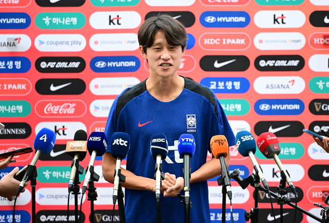 [OSEN=지형준 기자] 홍명보 감독이 이끄는 한국 축구대표팀이 2일 오후 고양종합운동장에서 2026 국제축구연맹(FIFA) 북중미 월드컵 3차 예선을 앞두고 훈련을 가졌다.한국은 9월 5일 오후 8시 서울월드컵경기장에서 팔레스타인과 1차전을 치른다. 이후 10일 오후 11시 오만 무스카트의 술탄 카부스 스포츠 콤플렉스에서 오만과 2차전 원정 경기를 펼친다.이재성이 인터뷰를 하고 있다. 2024.09.02 / jpnews@osen.co.kr