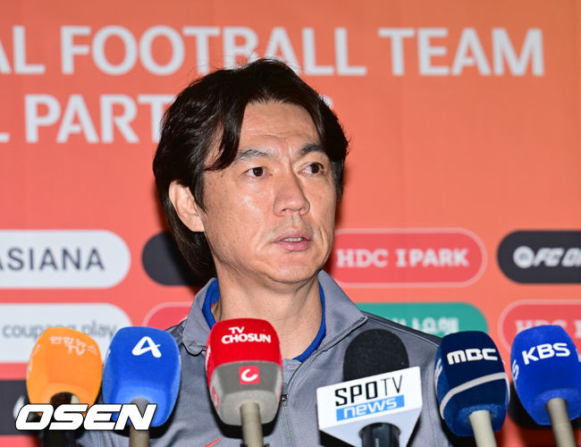 [OSEN=인천공항, 김성락 기자] 대한민국 축구 국가대표팀이 6일 오전 3시 15분(한국시간) 이라크와2026 국제축구연맹(FIFA) 북중미 월드컵 아시아 3차 예선 B조 경기를 치르기 위해 이라크 원정 출국길에 올랐다.한국은 B조에서 선두(4승 4무, 승점 16)를 달리고 있다. 2위는요르단(승점 13), 3위는 이라크(승점 12). 홍명보호는 남은 2경기에서 승점 1만 추가하면 11회 연속 본선 진출을 확정한다.축구대표팀 홍명보 감독이 취재진의 질문에 대답하고 있다. 2025.06.02 / ksl0919@osen.co.kr