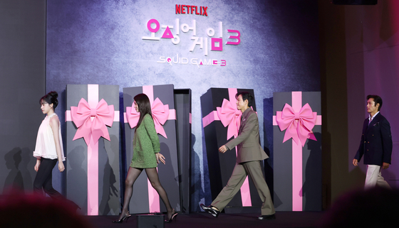 배우 조유리(왼쪽부터)와 박규영, 이정재, 이병헌이 9일 서울 용산구 서울드래곤시티에서 열린 넷플릭스 시리즈 '오징어 게임' 시즌3 제작발표회에 참석하고 있다. 사진 뉴스1