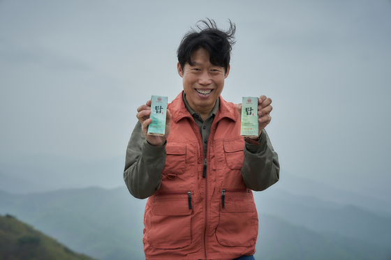 영화 '소주전쟁'의 표종록 이사(유해진)는 자신의 모든 것인 소주 회사를 외국 자본으로부터 지키기 위해 고군분투한다. 사진 쇼박스