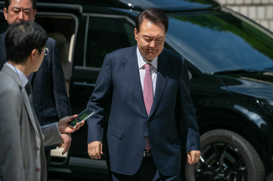 윤석열 전 대통령이 9일 오전 서울 서초구 서울중앙지방법원에서 내란 우두머리 혐의 사건 6차 공판에 출석하고 있다. 뉴스1