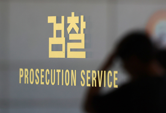 사법개혁과 검찰개혁을 주요 공약으로 내세운 이재명 대통령이 4일 임기를 시작함에 따라 사법부는 물론 수사기관에 큰 변화가 예상된다. 문재인 전 대통령 임기 때 미완으로 끝난 '검수완박(검찰 수사권 완전 박탈)'이 수사·기소를 분리하고 수사기관의 전문성을 확보하겠다는 공약을 내세운 이재명 정부에서 완성될지 관심이 집중되고 있다.   5일 서울 서초구 서울중앙지검 검찰 로고에 직원의 모습이 비치고 있다. 연합뉴스