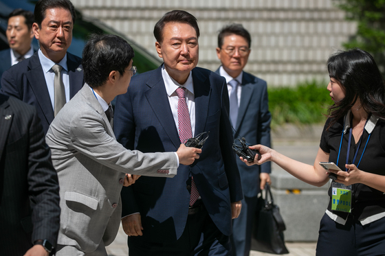 윤석열 전 대통령이 9일 오전 서울 서초구 서울중앙지방법원에서 '내란 우두머리' 혐의 사건 6차 공판에 출석하고 있다. 뉴스1
