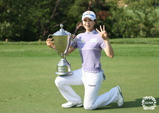 통산 3번째 우승 트로피를 들고 손가락 3개를 펼치며 기뻐하는 이가영. [사진 KLPGA]
