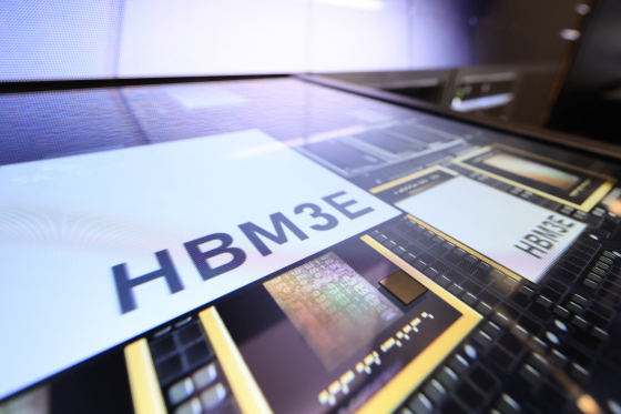 CES에서 선보이는 HBM3E 16단 (라스베이거스=연합뉴스) 신현우 기자 = 지난 1월 6일 세계 최대 가전·정보기술(IT) 전시회 CES 2025에서 공개된 SK하이닉스의 HBM3E 16단 제품 실물. 연합뉴스