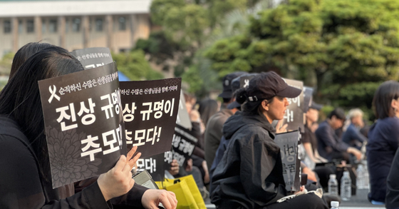 제주지역 교원단체가 지난달 30일 제주도교육청 주차장에서 학생 가족의 민원으로 숨진 제주지역 모 중학교 A 교사를 추모하는 문화제를 열고 있다. 뉴스1
