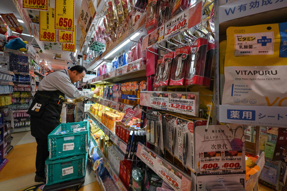 지난 4월 관광객들이 많이 찾는 도쿄의 한 점포에서 직원이 물건을 점검하고 있다. AFP=연합뉴스