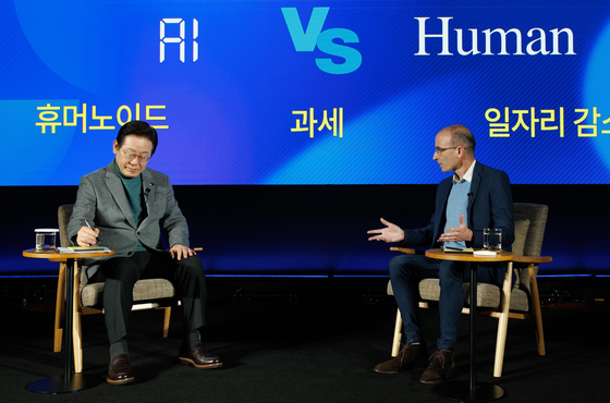 지난 3월 인문학 베스트셀러 ‘사피엔스’의 저자인 유발 하라리(오른쪽)가 서울 여의도 국회 사랑재에서 당시 이재명 더불어민주당 대표(왼쪽)와 인공지능(AI)을 주제로 대담을 하고 있다. [국회사진기자단] 