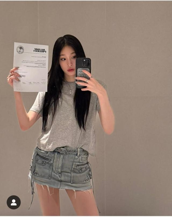 그룹 '올데이 프로젝트'로 데뷔한 정유경 신세계 회장의 장녀 문서윤씨. 사진 인스타그램