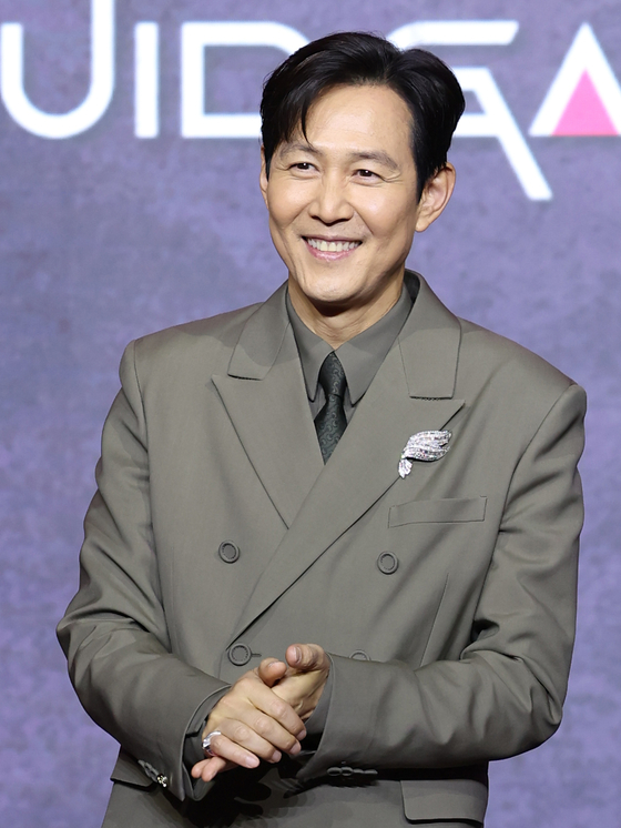 배우 이정재가 9일 서울 용산구 서울드래곤시티에서 열린 넷플릭스 시리즈 '오징어 게임' 시즌3 제작발표회에서 포즈를 취하고 있다. 사진 뉴스1
