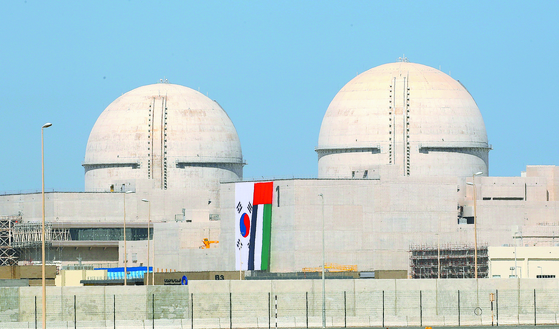 셰이크 무함마드 빈 라시드 알막툼 아랍에미리트(UAE) 총리, 부통령 겸 두바이 지도자는 2020년 8월 1일 아부다비 바라카 원자력 발전소 1호기를 가동하기 시작했다고 밝혔다. 사진은 2018년 3월 건설이 완료된 바라카 원전 1호기(오른쪽)와 2호기 모습. 연합뉴스
