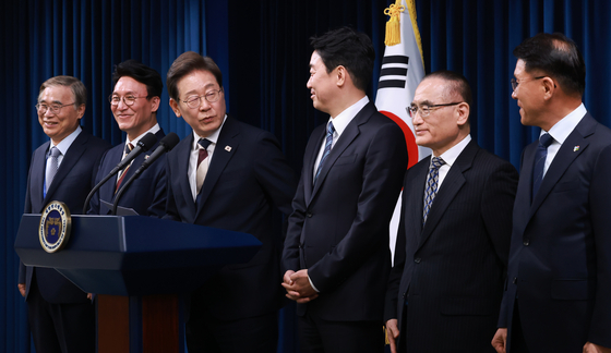 이재명 대통령이 지난 4일 서울 용산 대통령실 청사에서 새 정부 첫 인사 발표를 하고 있다. 왼쪽부터 이종석 국가정보원장 후보자, 김민석 국무총리 후보자, 이 대통령, 강훈식 대통령비서실장, 위성락 안보실장, 황인권 대통령경호처장. 연합뉴스