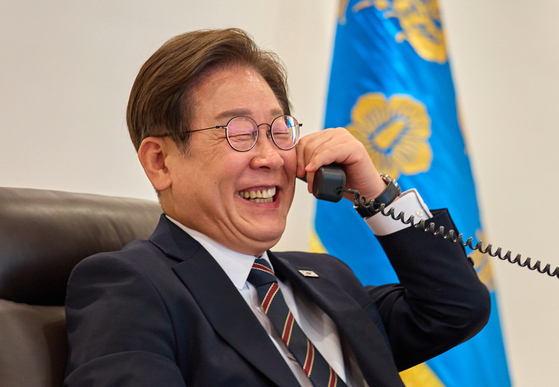 이재명 대통령이 9일 서울 용산구 대통령실 청사 집무실에서 이시바 시게루 일본 총리와 전화 통화를 하고 있다. 사진 대통령실