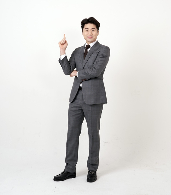 트로트 가수로 깜짝 변신한 송경서 JTBC골프 해설위원.