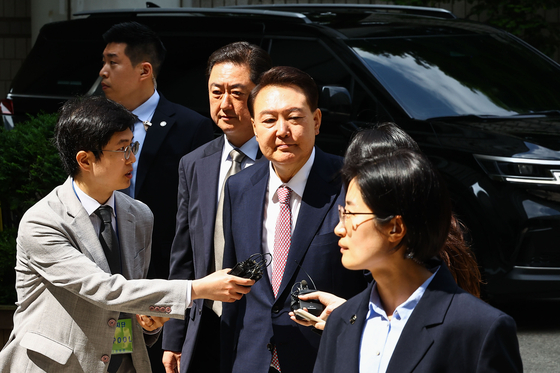 윤석열 전 대통령이 9일 서울중앙지법에서 열린 내란 우두머리 혐의 · 직권남용 권리행사 방해 혐의 사건 6차 공판에 출석하기 위해 차에서 내리고 있다. 사진기자협회