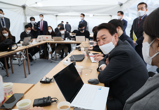 2022년 3월 윤석열 당시 대통령 당선인이 서울 종로구 통의동에 설치된 천막 기자실에서 취재진과 대화하는 모습. [중앙포토]