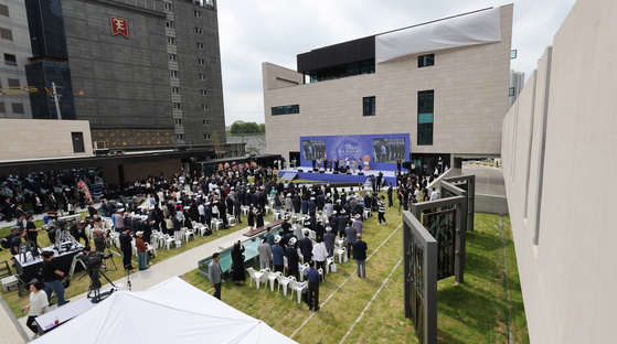 10일 서울 용산구 민주화운동기념관(옛 남영동 대공분실)에서 '제38주년 6·10 민주항쟁 기념식' 및 '민주화운동기념관 개관식'이 진행되고 있다. 기념관은 2018년 건립 계획이 발표됐으며, 7년간의 노력으로 과거 인권 탄압의 상징적 공간이었던 남영동 대공분실이 대한민국 민주화 운동의 역사를 기록하고 교육하는 공간으로 재탄생하게 됐다. 뉴스1