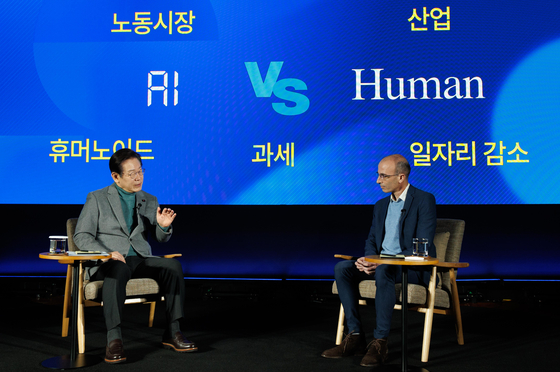 지난 3월 인문학 베스트셀러 『사피엔스』의 저자인 유발 하라리(오른쪽)가 서울 여의도 국회 사랑재에서 당시 이재명 더불어민주당 대표(왼쪽)와 인공 지능(AI)을 주제로 대담을 하고 있다. [사진 국회사진기자단]