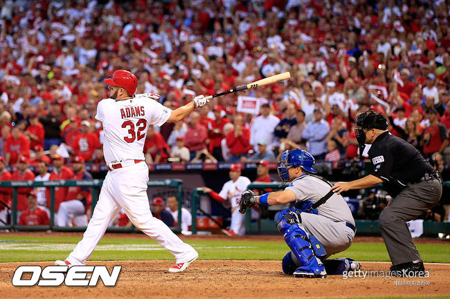 [사진] 2014 NLDS 4차전에서 세인트루이스 맷 아담스가 7회 다저스 클레이튼 커쇼에게 역전 스리런 홈런을 치고 있다.  ⓒGettyimages(무단전재 및 재배포 금지)