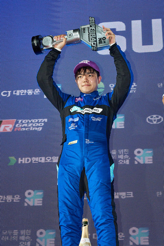 2024오네 슈퍼레이스 챔피언십6라운드 인제 나이트 레이스에서2위로 포디움에 오른 오네 레이싱 김동은.