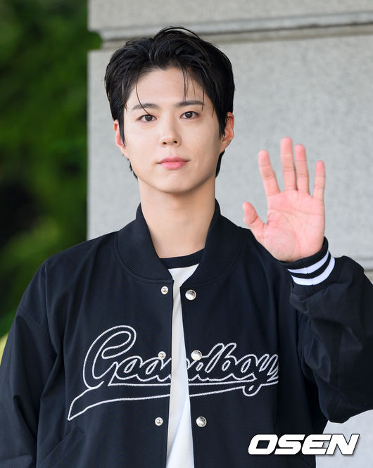 [OSEN=이대선 기자] 3일 오후 서울 여의도 KBS 별관에서 KBS 2TV '더 시즌즈 - 박보검의 칸타빌레' 녹화가 진행됐다.배우 박보검이 방송국으로 이동히며 인사를 하고 있다. 2025.06.03 /sunday@osen.co.kr