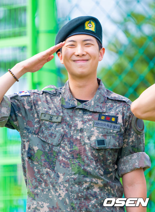 [OSEN=춘천, 박준형 기자] 그룹 방탄소년단(BTS) RM(30·본명 김남준)과 뷔(29·본명 김태형)가 10일 전역했다. 지난 2023년 12월 입대한 RM과 뷔는 각각 육군 제15보병사단, 육군 제2군단 군사경찰 특수임무대에서 군 복무를 이어왔다. 이후 약 1년 7개월 동안 병역의 의무를 마치고 전역하게 됐다. BTS RM이 전역식을 마치고 인사하고 있다.   2025.06.10 / soul1014@osen.co.kr
