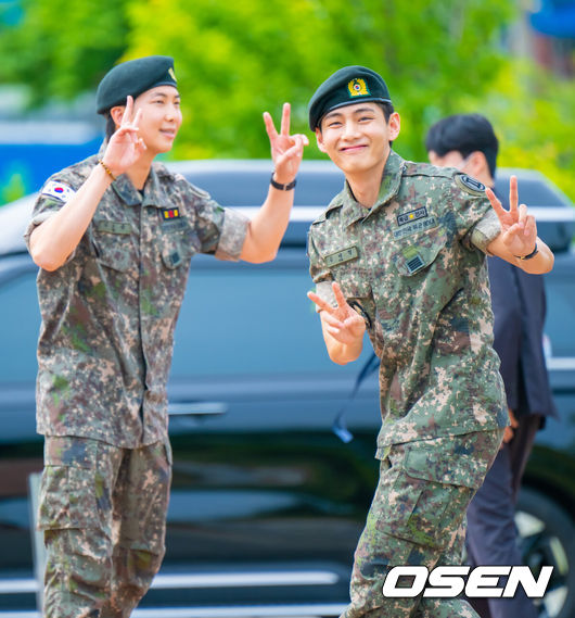 [OSEN=춘천, 박준형 기자] 그룹 방탄소년단(BTS) RM(30·본명 김남준)과 뷔(29·본명 김태형)가 10일 전역했다. 지난 2023년 12월 입대한 RM과 뷔는 각각 육군 제15보병사단, 육군 제2군단 군사경찰 특수임무대에서 군 복무를 이어왔다. 이후 약 1년 7개월 동안 병역의 의무를 마치고 전역하게 됐다. BTS 뷔와 RM이 전역식을 마치고 인사하고 있다.   2025.06.10 / soul1014@osen.co.kr