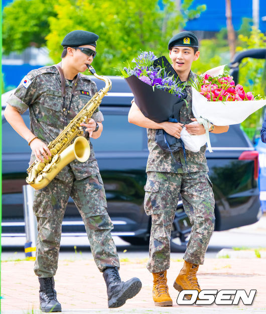 [OSEN=춘천, 박준형 기자] 그룹 방탄소년단(BTS) RM(30·본명 김남준)과 뷔(29·본명 김태형)가 10일 전역했다. 지난 2023년 12월 입대한 RM과 뷔는 각각 육군 제15보병사단, 육군 제2군단 군사경찰 특수임무대에서 군 복무를 이어왔다. 이후 약 1년 7개월 동안 병역의 의무를 마치고 전역하게 됐다. BTS RM과 뷔가 전역식 행사장으로 들어서고 있다.  2025.06.10 / soul1014@osen.co.kr