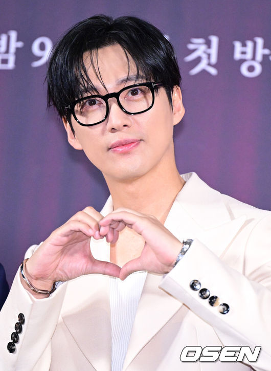 [OSEN=최규한 기자] 10일 오후 서울 용산 CGV에서 SBS 새 금토드라마 ‘우리영화’ 제작발표회가 열렸다.드라마 ‘우리영화’는 다음이 없는 영화감독 이제하(남궁민 분)와 오늘이 마지막인 배우 이다음(전여빈 분)의 내일로 미룰 수 없는 사랑 이야기를 그린다.배우 남궁민이 포토타임을 하고 있다. 2026.06.10 / dreamer@osen.co.kr