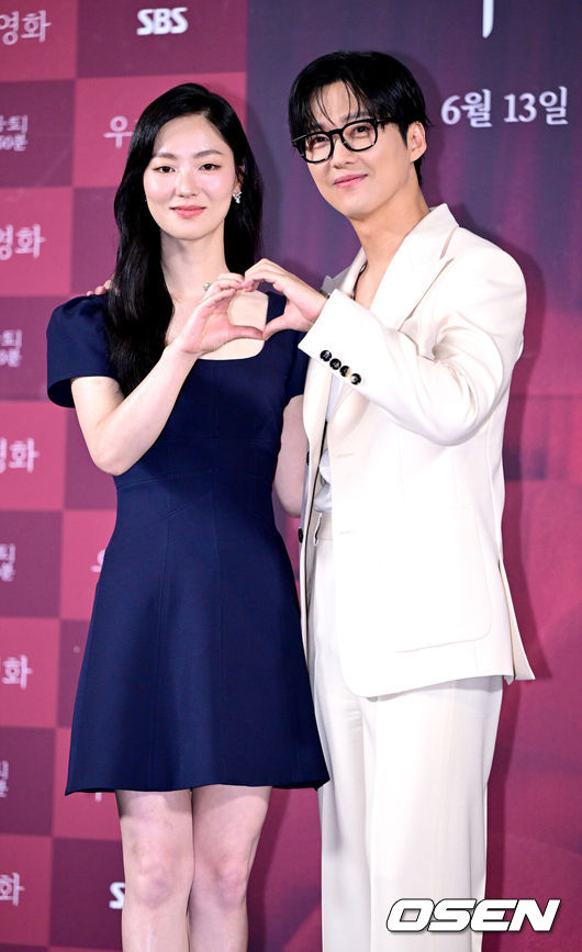 [OSEN=최규한 기자] 10일 오후 서울 용산 CGV에서 SBS 새 금토드라마 ‘우리영화’ 제작발표회가 열렸다.드라마 ‘우리영화’는 다음이 없는 영화감독 이제하(남궁민 분)와 오늘이 마지막인 배우 이다음(전여빈 분)의 내일로 미룰 수 없는 사랑 이야기를 그린다.배우 남궁민과 전여빈이 포토타임을 하고 있다. 2026.06.10 / dreamer@osen.co.kr
