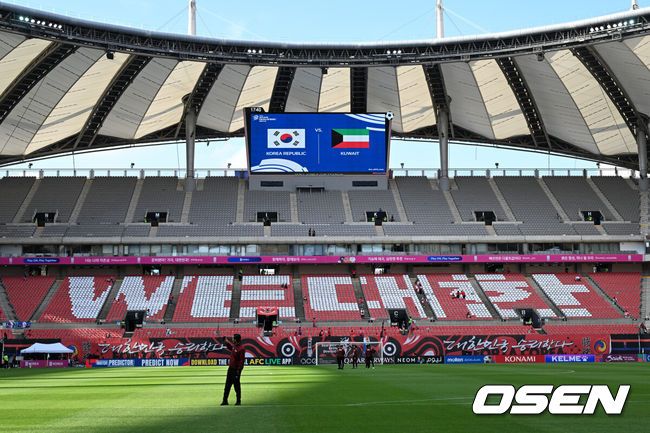 [OSEN=상암, 조은정 기자]10일 서울 마포구 서울월드컵경기장에서 2026 국제축구연맹(FIFA) 북중미 월드컵 아시아 3차 예선 B조 10차전 대한민국 남자 축구 대표팀과 쿠웨이트의 경기가 열린다.한국은 지난 6일 이라크 원정에서 2-0 완승과 함께 5승 4무(승점 19)로 조 2위 이상을 확정, 11회 연속 월드컵 본선 진출을 조기 확정지었다.관중 입장 전 빈 관중석에 ‘WE대한’ 카드섹션 카드가 놓여있다. 2025.06.10 /cej@osen.co.kr