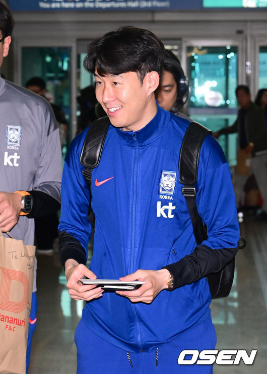 [OSEN=인천공항, 김성락 기자] 대한민국 축구 국가대표팀이 6일 오전 3시 15분(한국시간) 이라크와2026 국제축구연맹(FIFA) 북중미 월드컵 아시아 3차 예선 B조 경기를 치르기 위해 이라크 원정 출국길에 올랐다.한국은 B조에서 선두(4승 4무, 승점 16)를 달리고 있다. 2위는요르단(승점 13), 3위는 이라크(승점 12). 홍명보호는 남은 2경기에서 승점 1만 추가하면 11회 연속 본선 진출을 확정한다.축구대표팀 손흥민이 출국장으로 향하고 있다. 2025.06.02 / ksl0919@osen.co.kr